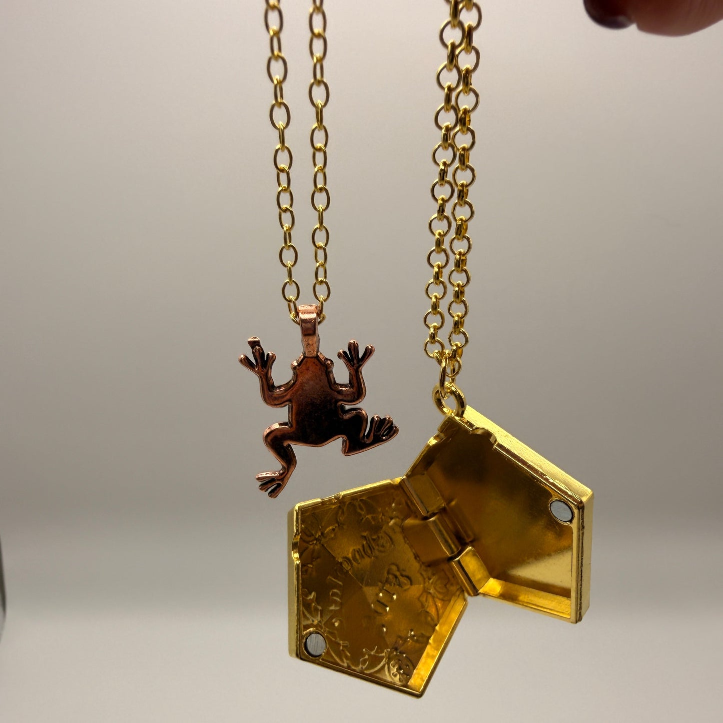 Chocolate Frog Necklace Set – Magical Pendant & Candy Box | Fantasy Jewelry